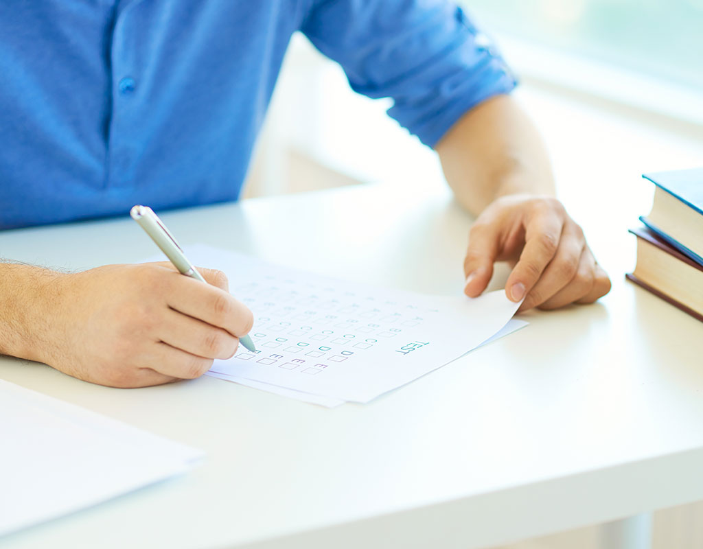 Jeune homme qui passe un test mathématique